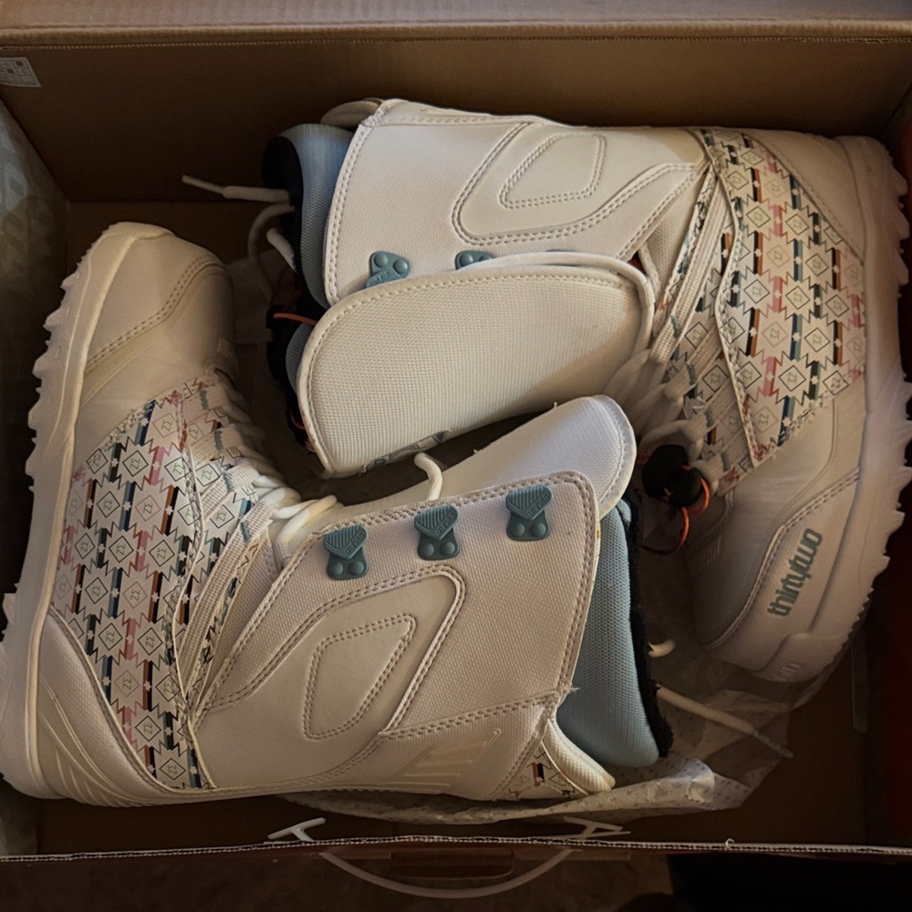 White and Blue thirtytwo Snowboard Boots Size 9❤️
